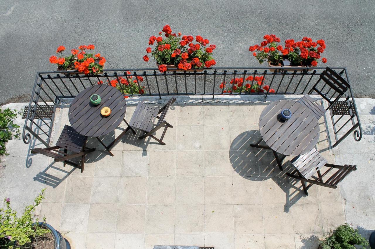Le Logis Des Quatre Puits Bed & Breakfast Neuvicq-Montguyon ภายนอก รูปภาพ