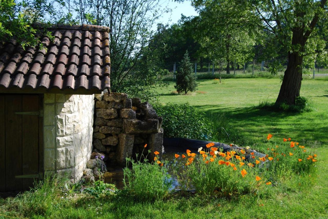 Le Logis Des Quatre Puits Bed & Breakfast Neuvicq-Montguyon ภายนอก รูปภาพ