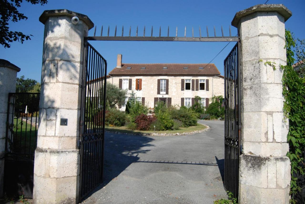 Le Logis Des Quatre Puits Bed & Breakfast Neuvicq-Montguyon ภายนอก รูปภาพ